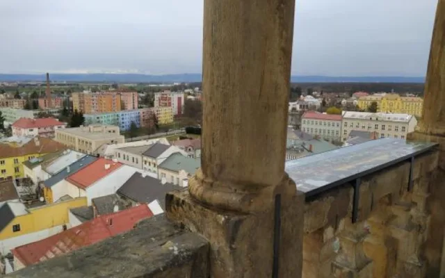 Na radniční věži v Litovli jsou nové panely s fotografiemi okolí. Turisté se tak lépe zorientují