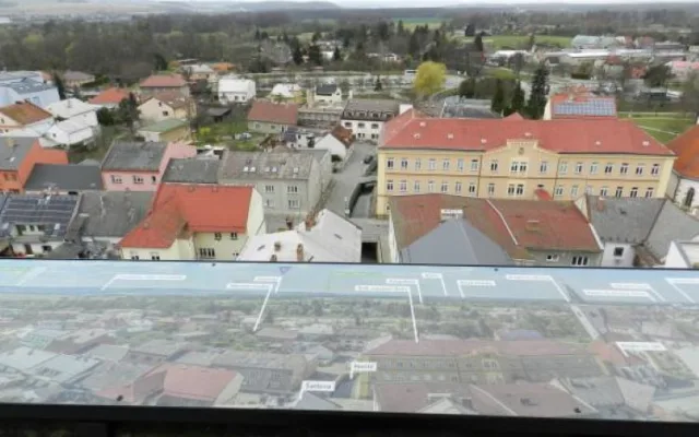 Na radniční věži v Litovli jsou nové panely s fotografiemi okolí. Turisté se tak lépe zorientují