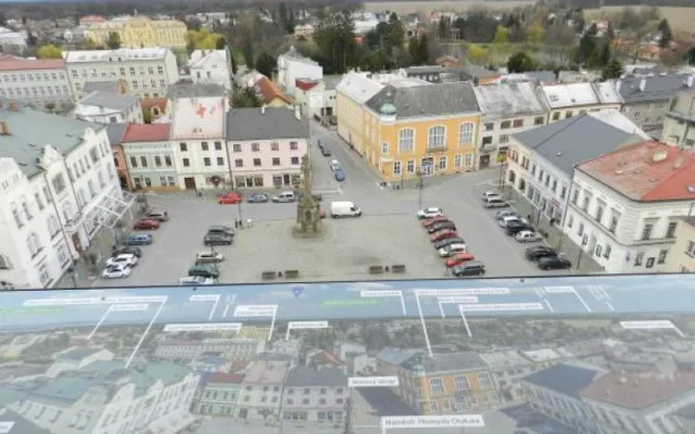 Na radniční věži v Litovli jsou nové panely s fotografiemi okolí. Turisté se tak lépe zorientují