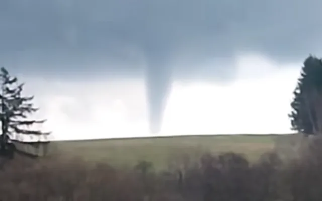 VIDEO: Lovci bouřek zjišťují, zda se při bouřce nad Prostějovskem nevytvořilo tornádo