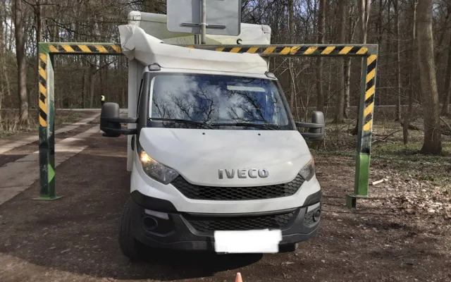 Řidič dodávky u Nových Zámků urval na mostu půltunovou ochrannou bránu