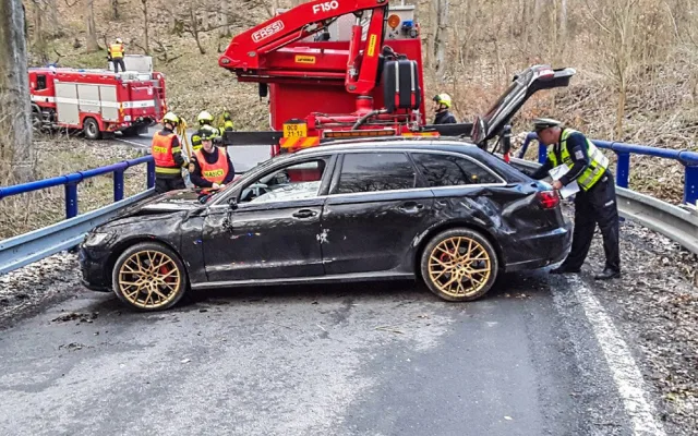 Hasiči na Šternbersku zasahovali u převráceného Audi, řidič utrpěl zranění