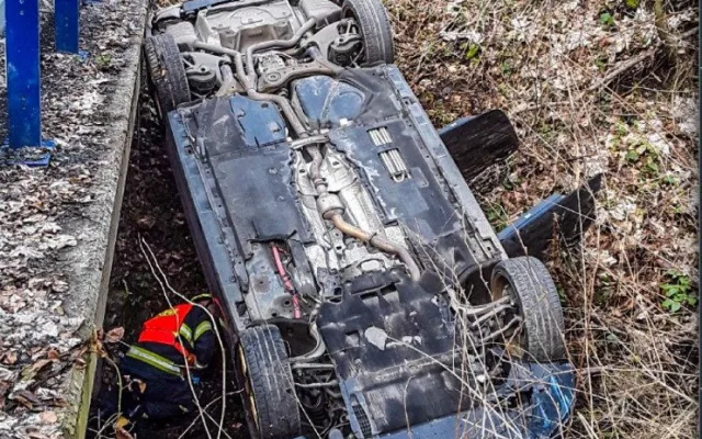 Hasiči na Šternbersku zasahovali u převráceného Audi, řidič utrpěl zranění