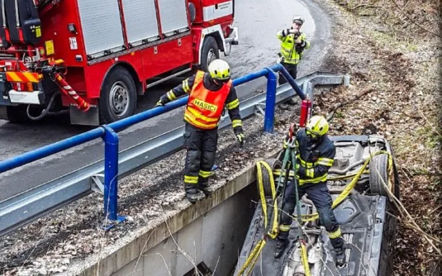 Hasiči na Šternbersku zasahovali u převráceného Audi, řidič utrpěl zranění