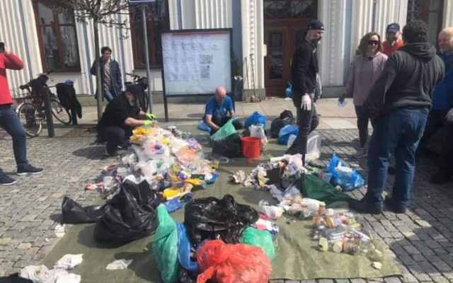 Před dveře radnice v Mohelnici někdo o Velikonocích navezl odpadly. Zřejmě na protest