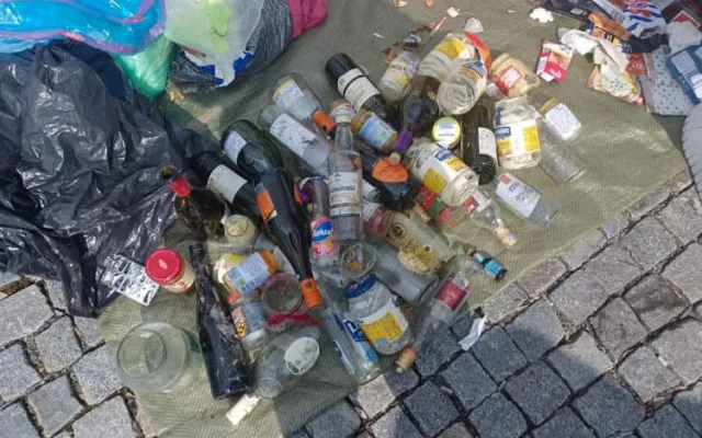 Před dveře radnice v Mohelnici někdo o Velikonocích navezl odpadly. Zřejmě na protest