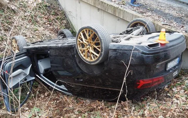 Řidič Audi vyletěl na Šternbersku se silnice, nadýchal skoro dvě promile
