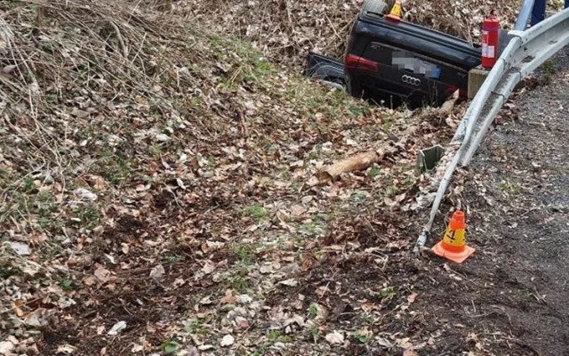Řidič Audi vyletěl na Šternbersku se silnice, nadýchal skoro dvě promile