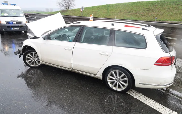 Řidič pod vlivem alkoholu boural na dálnici D46