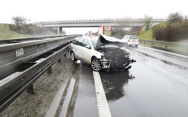 Řidič pod vlivem alkoholu boural na dálnici D46
