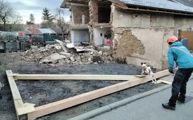 V Dobromilicích spadla štítová zeď u rodinného domu. Sutiny prohledal pes, vše se obešlo bez zranění