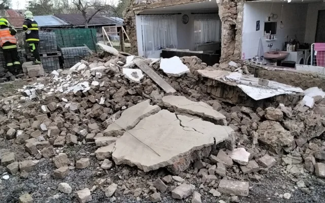V Dobromilicích spadla štítová zeď u rodinného domu. Sutiny prohledal pes, vše se obešlo bez zranění