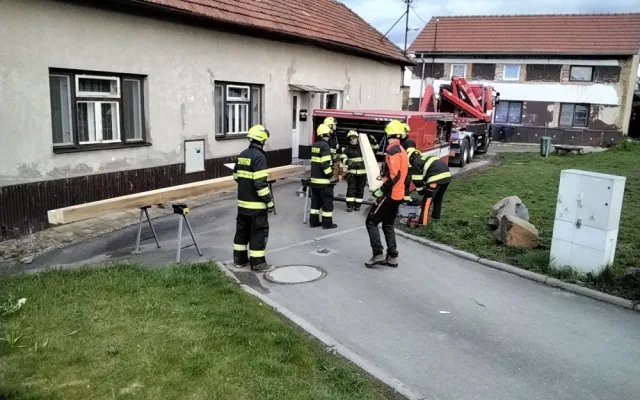V Dobromilicích spadla štítová zeď u rodinného domu. Sutiny prohledal pes, vše se obešlo bez zranění
