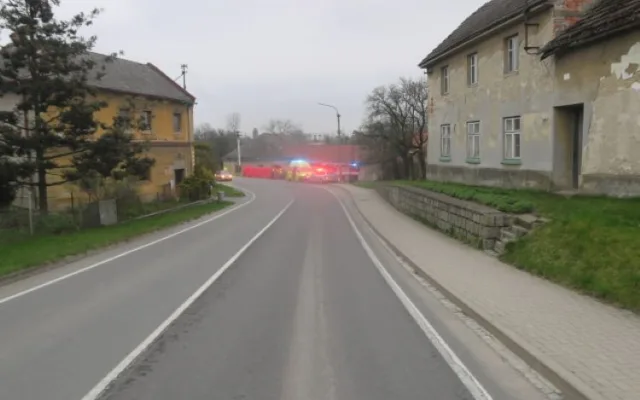 Po nárazu do neobydleného domu v Hranicích dnes zemřel čtyřiašedesátiletý řidič. Část zdi spadla