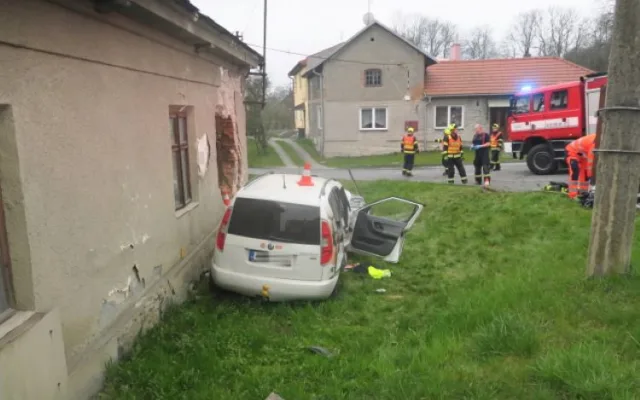 Po nárazu do neobydleného domu v Hranicích dnes zemřel čtyřiašedesátiletý řidič. Část zdi spadla