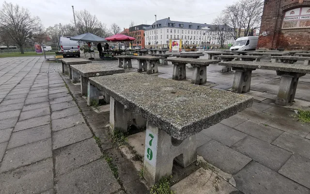 Betonové stoly olomoucké tržnice dostávají nový povrch. Tvoří se i plány vylepšení na další roky
