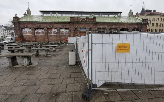 Betonové stoly olomoucké tržnice dostávají nový povrch. Tvoří se i plány vylepšení na další roky