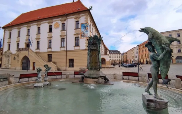 Ariónova kašna opět tryská vodu. Do nádrže pracovníci technických služeb nalili tři a půl cisterny