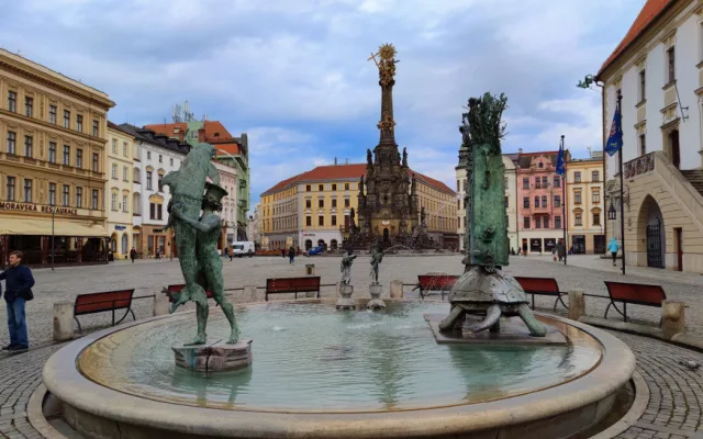 Ariónova kašna opět tryská vodu. Do nádrže pracovníci technických služeb nalili tři a půl cisterny