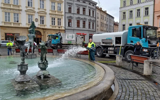 Ariónova kašna opět tryská vodu. Do nádrže pracovníci technických služeb nalili tři a půl cisterny