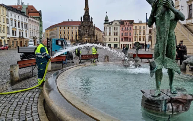Ariónova kašna opět tryská vodu. Do nádrže pracovníci technických služeb nalili tři a půl cisterny