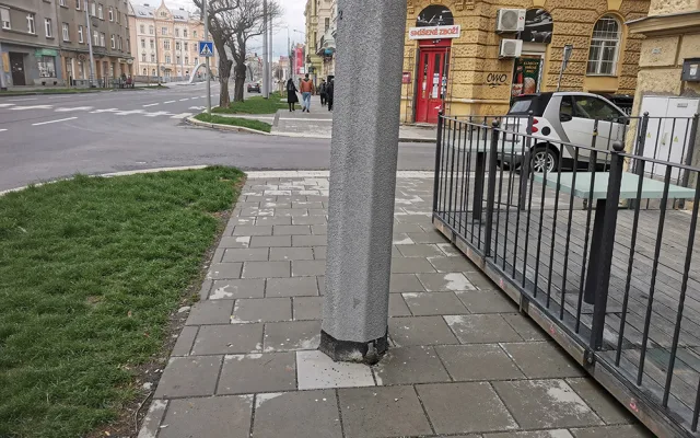 Je problém sloup nebo zahrádka restaurace? Rekonstrukce olomouckého bulváru vytvořila kuriózní překážku