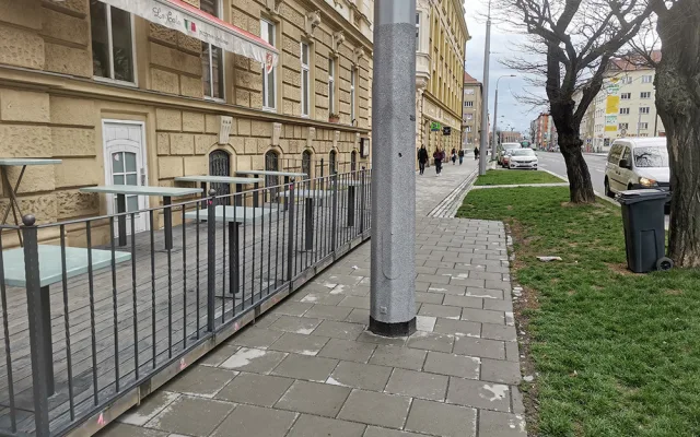 Je problém sloup nebo zahrádka restaurace? Rekonstrukce olomouckého bulváru vytvořila kuriózní překážku