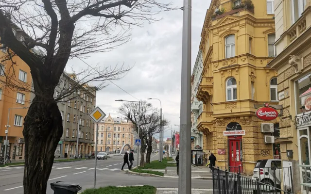 Je problém sloup nebo zahrádka restaurace? Rekonstrukce olomouckého bulváru vytvořila kuriózní překážku