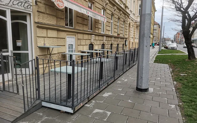 Je problém sloup nebo zahrádka restaurace? Rekonstrukce olomouckého bulváru vytvořila kuriózní překážku