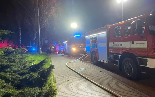 Při požáru v bytovém domě v Hranicích zemřel třiatřicetiletý muž. Hasiči evakuovali dvacet lidí
