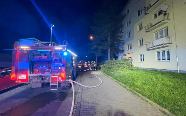 Při požáru v bytovém domě v Hranicích zemřel třiatřicetiletý muž. Hasiči evakuovali dvacet lidí
