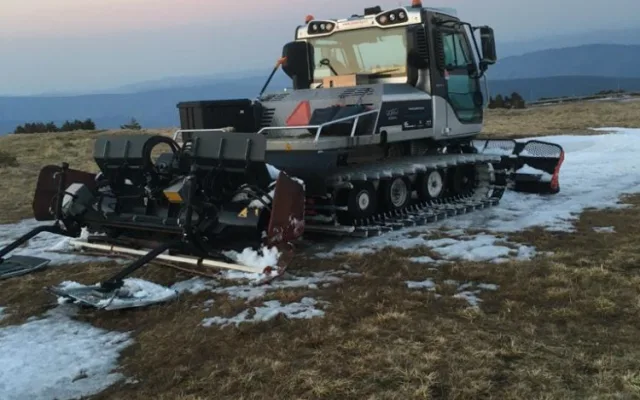 V Jeseníkách se stále lyžuje, na Ovčárně jely tři vleky. Rolbaři naposledy projely trasu pro běžkaře
