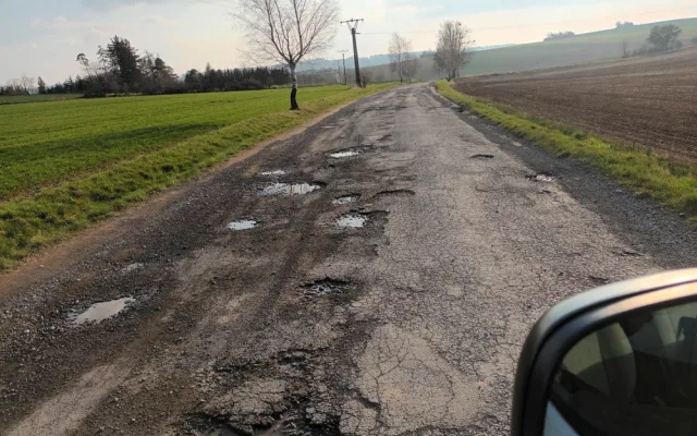 Nejhorší cesta v kraji? Chybějící asfalt, výmoly, kamení. Místní nadávají na zničenou silnici na Konicku