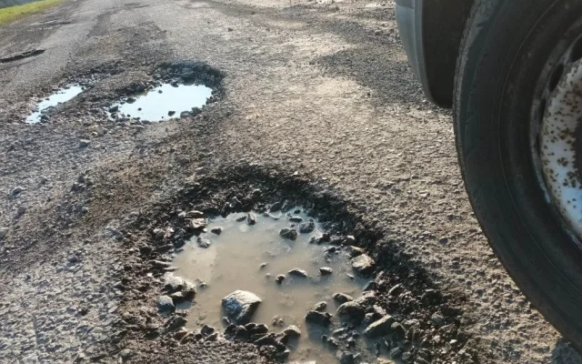 Nejhorší cesta v kraji? Chybějící asfalt, výmoly, kamení. Místní nadávají na zničenou silnici na Konicku