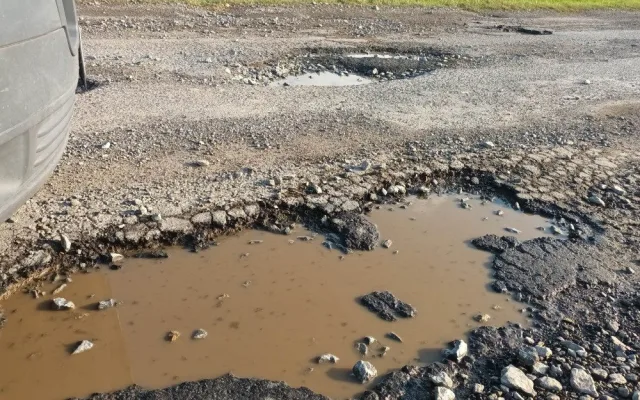 Nejhorší cesta v kraji? Chybějící asfalt, výmoly, kamení. Místní nadávají na zničenou silnici na Konicku