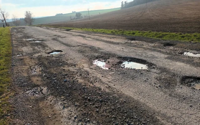Nejhorší cesta v kraji? Chybějící asfalt, výmoly, kamení. Místní nadávají na zničenou silnici na Konicku