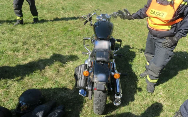 Policie varuje, s teplem přibývá nehod motorkářů. Na Šumpersku havaroval Harley Davidson, škoda je čtvrt milionu
