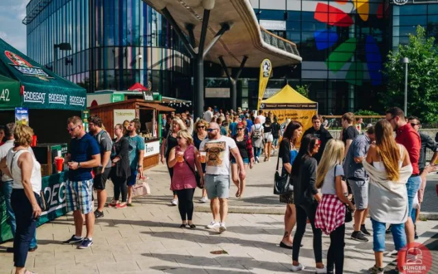 Máte chuť na štavnaté burgery? O víkendu u Šantovky proběhne oblíbený Burger Street Festival