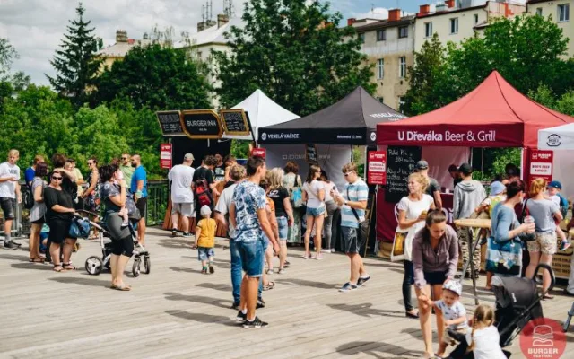 Máte chuť na štavnaté burgery? O víkendu u Šantovky proběhne oblíbený Burger Street Festival