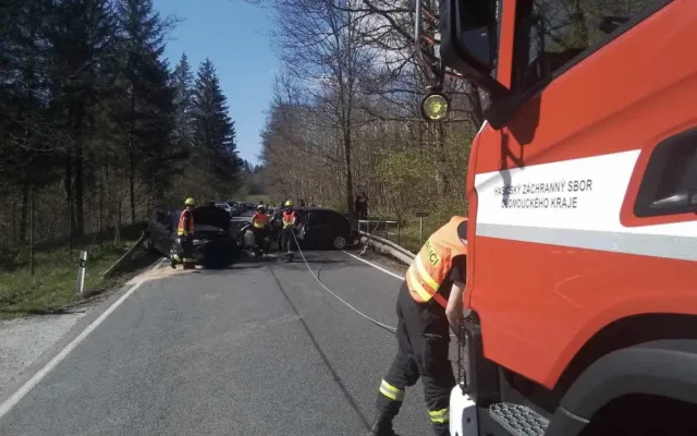 Čelní srážka dvou aut na Jesenicku. Zranili se tři lidé