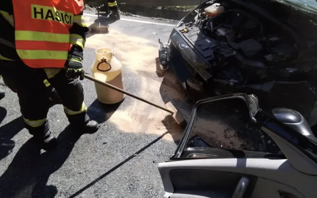 Čelní srážka dvou aut na Jesenicku. Zranili se tři lidé