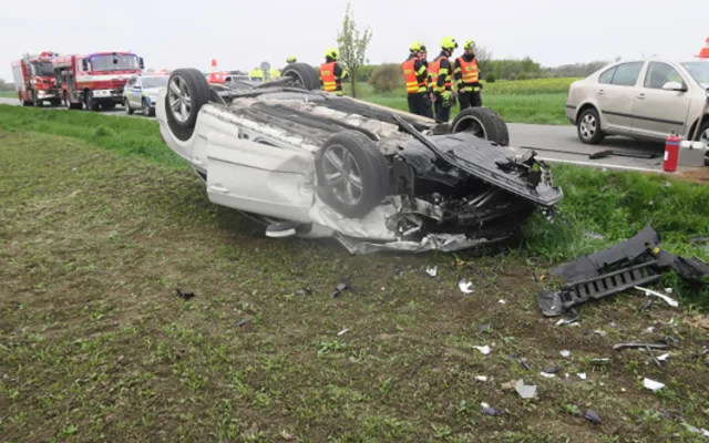 Úhybný manévr před srnkou skončil na Přerovsku vážnou nehodou, tři lidé utrpěli zranění