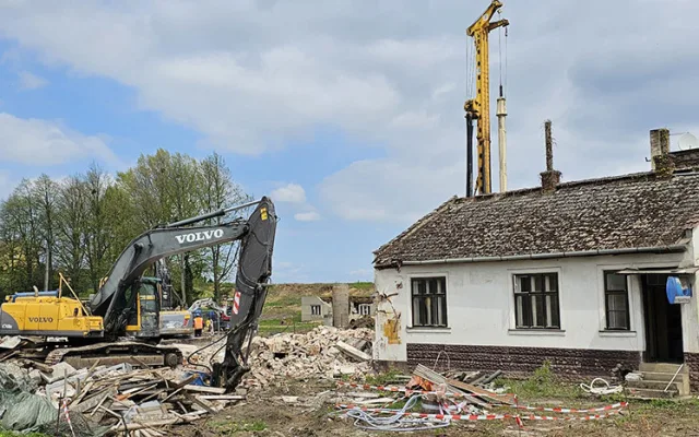 Demolice kvůli D1. Domy i šatny Sokola v Dluhonicích ustoupily stavbě dálnice