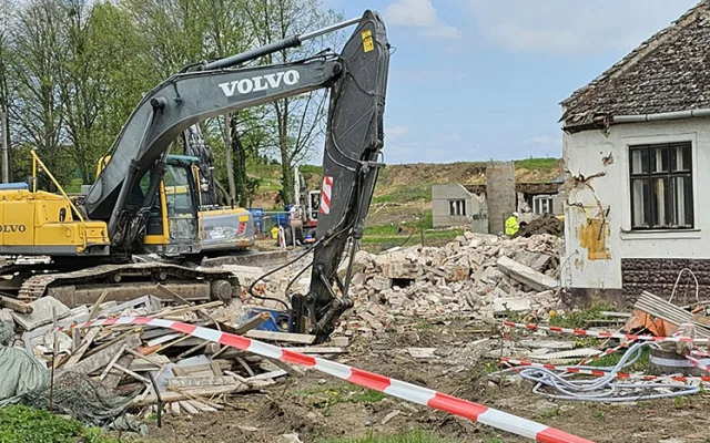 Demolice kvůli D1. Domy i šatny Sokola v Dluhonicích ustoupily stavbě dálnice