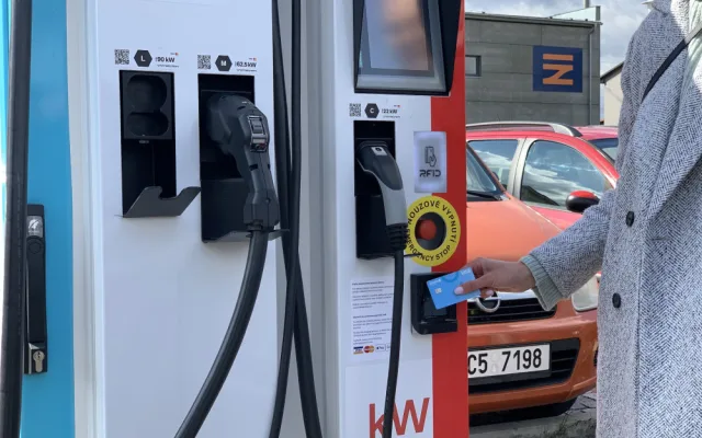 E.ON má ve Strakonicích první dobíječku elektromobilů, kde je možné platit kartou