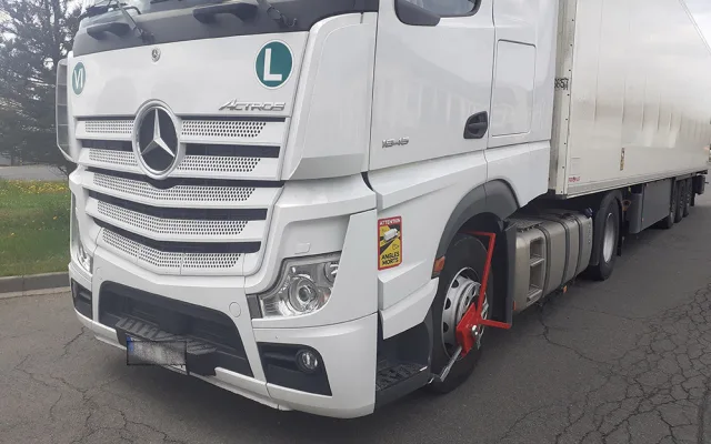 VIDEO: Běloruský šofér se před celníky zamkl. V kamionu měl tisíce litrů nelegálního alkoholu