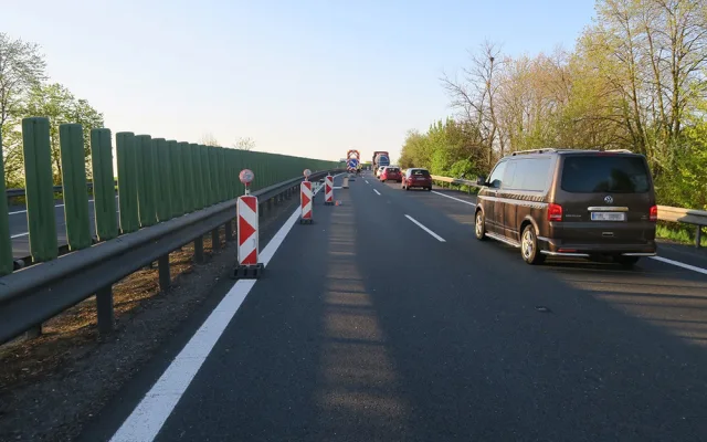 Fantom ze zahraničního Mercedesu: po bouračce do svodidel nechal auto stát na D46 a zmizel