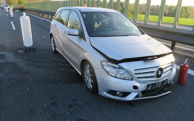 Fantom ze zahraničního Mercedesu: po bouračce do svodidel nechal auto stát na D46 a zmizel
