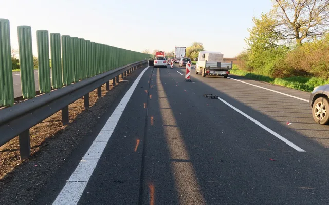 Fantom ze zahraničního Mercedesu: po bouračce do svodidel nechal auto stát na D46 a zmizel
