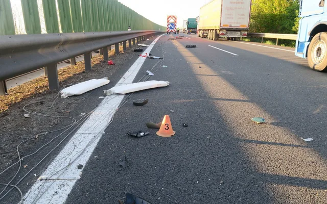 Fantom ze zahraničního Mercedesu: po bouračce do svodidel nechal auto stát na D46 a zmizel